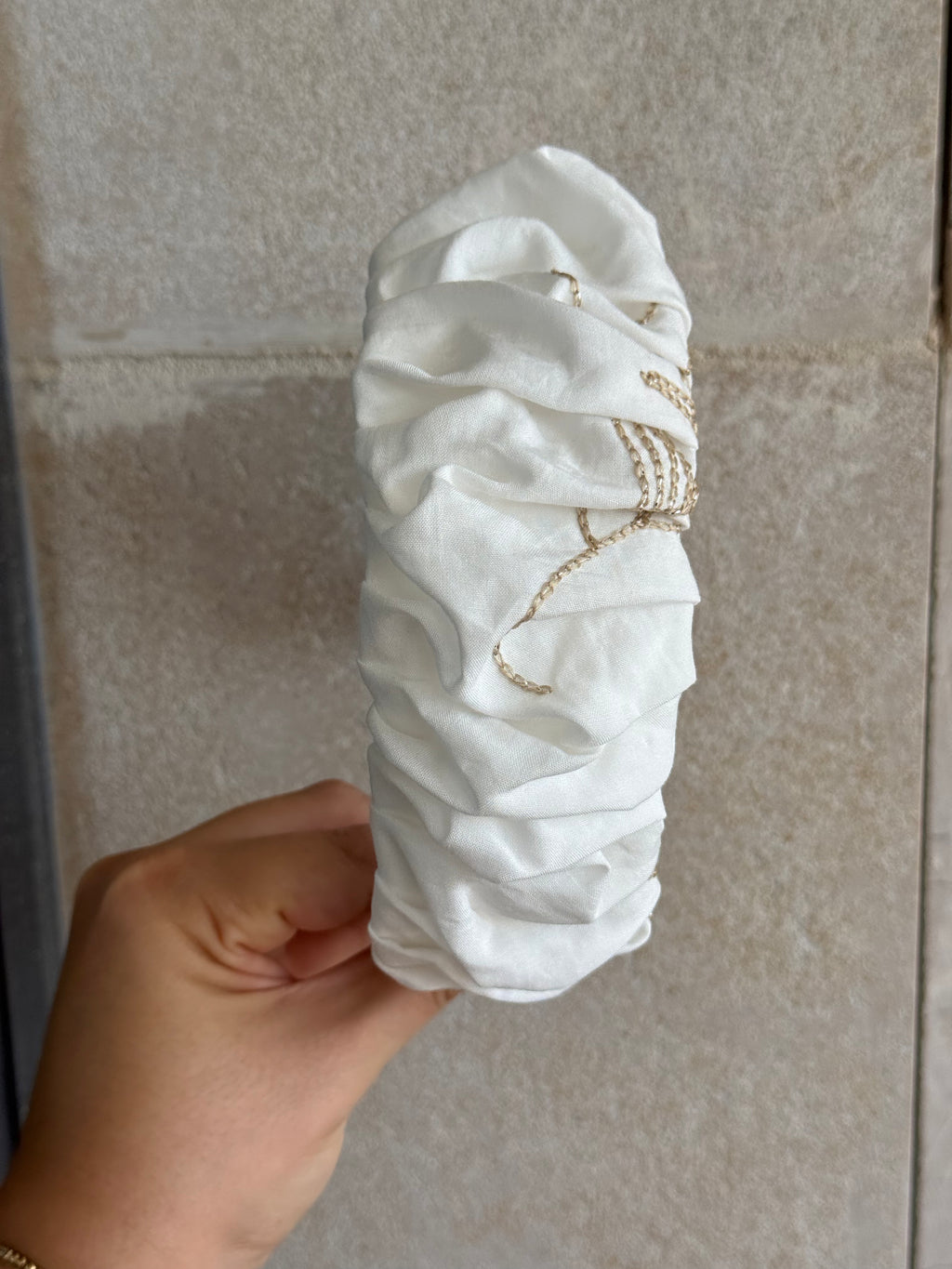 קשת לבנה עם דוגמא מוזהבת דגם נפח | 7 ס"מ